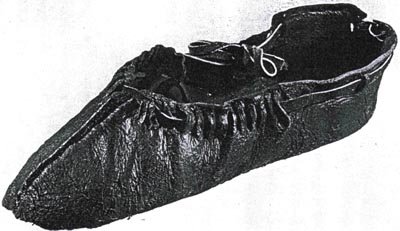 Eleganter Schuh aus dem Wedelspang Moor, Schleswig, aus Margarethe Hald: Primitive Shoes