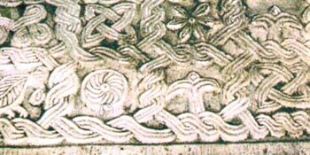 Flechtbandmotiv, geometrische und florale Muster, aus Ausstellungskatalog: 799 Kunst und Kultur der Karolingerzeit